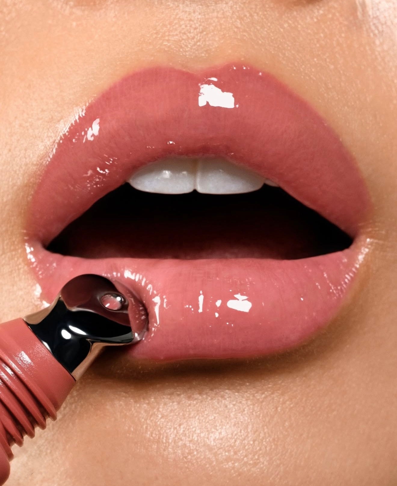 ÂN-GLOSS in the shade Berry Crumble